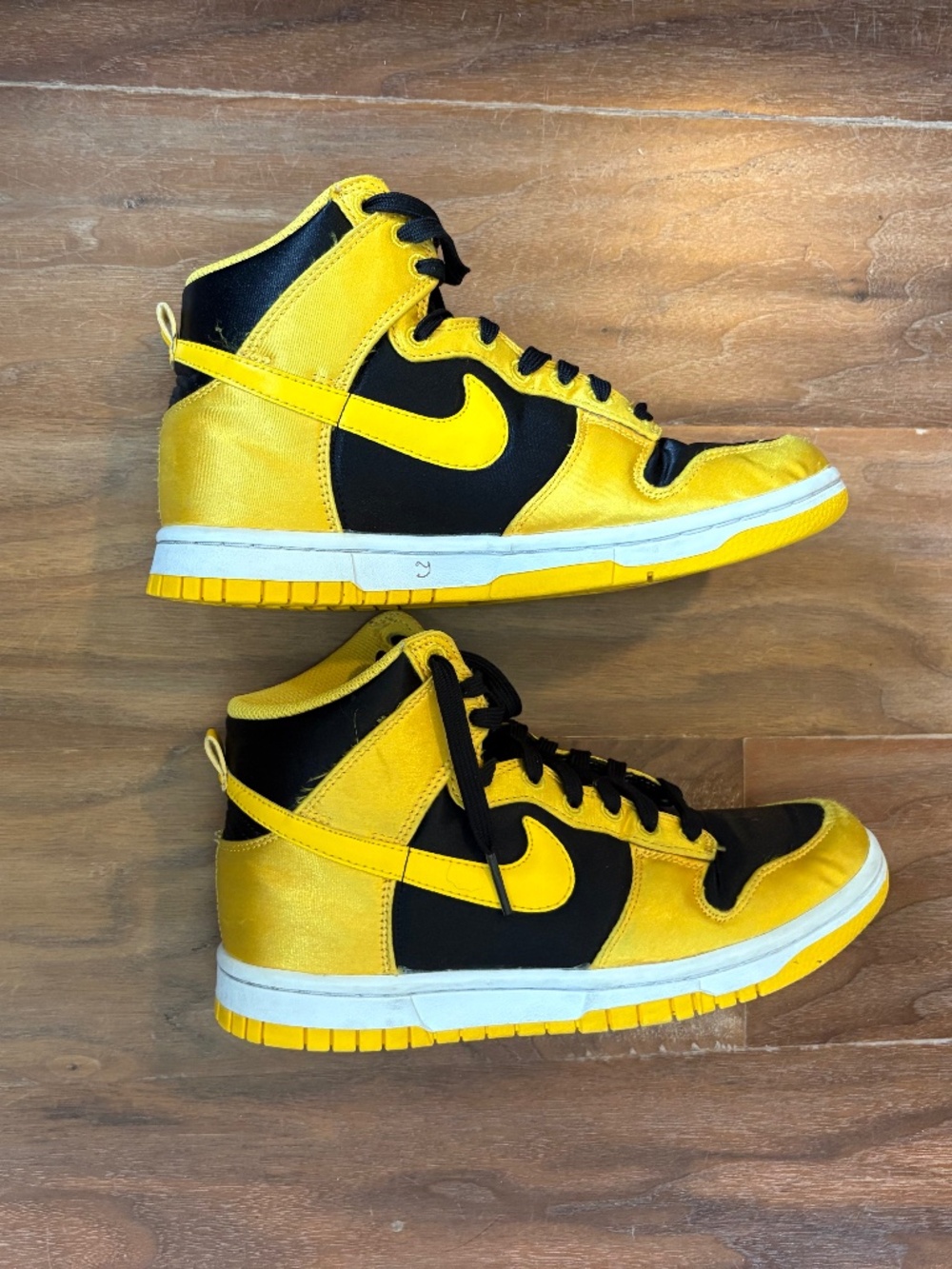 WMNS NIKE DUNK HIGH "SATIN GOLDEN ROD" BLACK-VARSITY MAIZE size 6